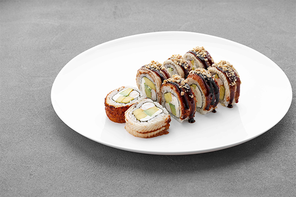 Order Roll with eel, shrimp and cashew nuts